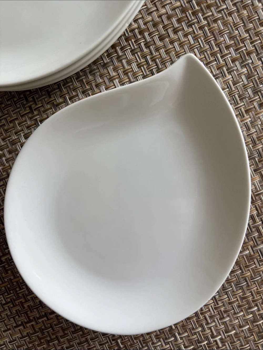 Crate and Barrel Water Tear Drop White Appetizer Dessert Plates Set of 6